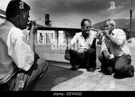 Persone che fanno ritorno a un qualche senso di normalità tra le rovine dopo l accordo di pace di Dayton. Mostar Bosnia Foto Stock