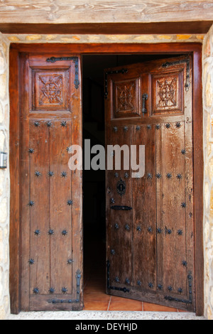 Costellata aprire porte in legno Foto Stock