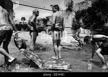 La temporanea sospensione ponte eretto per sostituire il Stari Mostar ponte che attraversa il fiume Neretva, distrutto nella guerra in Bosnia. Foto Stock