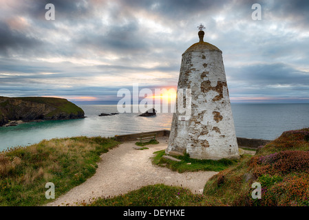 Il vecchio faro di Portreath in Cornovaglia noto anche come Pepperpot, una volta è stata utilizzata come Huer Capanna Foto Stock