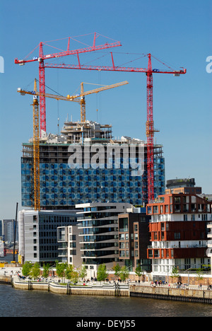 L'Elbe Philharmonic Hall in costruzione e architettura moderna su Kaiserkai quay, Hafencity di Amburgo Foto Stock