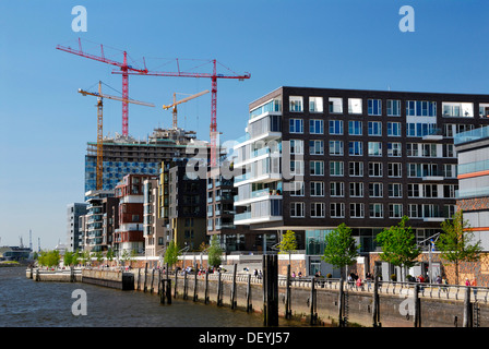 Architettura moderna su Kaiserkai Quay e l'Elbe Philharmonic Hall in costruzione, Hafencity di Amburgo Foto Stock