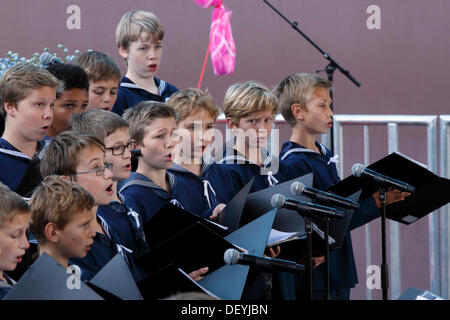 Copenaghen, Settembre 25th, 2013. Oggi la Principessa Mary di Danimarca denominato ufficialmente il triple-E CONTENITORE maestosa nave Maersk a Langelinie nel porto di Copenhagen. La cerimonia ha segnato anche l'apertura dell'area espositiva e visite a bordo della nave per il pubblico. Il Copenhagen Royal coro a cappella è il canto antico danese e canzoni patriottiche durante il nome dando cerimonia. La bottiglia di champagne appendere pronto in background. Credito: Niels Quist/Alamy Live News Foto Stock