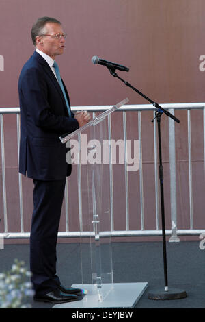 Copenaghen, Settembre 25th, 2013. Oggi HRH Principessa Mary di Danimarca denominato ufficialmente il triple-E CONTENITORE maestosa nave Maersk a Langelinie nel porto di Copenhagen. La cerimonia ha segnato anche l'apertura dell'area espositiva e visite a bordo della nave per il pubblico. Il CEO del Gruppo in Maersk, Nils Smedegaard Andersen accoglie favorevolmente la Principessa Maria e racconta la storia dietro lo sviluppo di spedizione portando ad oggi le triple-E navi container. Credito: Niels Quist/Alamy Live News Foto Stock