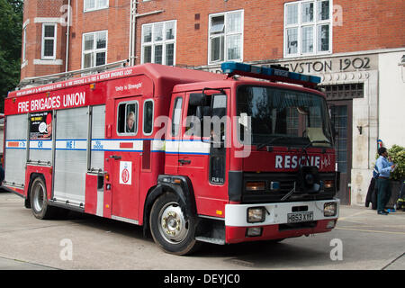 London, England Regno Unito 25/09/2013. Un motore fire personalizzati con slogan è parcheggiata fuori Euston Road stazione dei vigili del fuoco durante 4 ore di sciopero da parte dei vigili del fuoco in una disputa sulle pensioni e l'età del pensionamento. I vigili del fuoco in Inghilterra e nel Galles ha preso parte nella controversia per protestare contro il governo intende aumentare l'età pensionabile per front-line vigili del fuoco a sessanta. Credito: Patricia Phillips/Alamy Live News Foto Stock