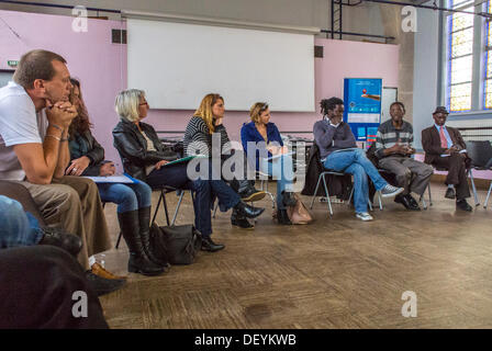 Parigi, Francia, HIV Rapid Test Week, 'Flash Test', Week, Diagnosis of HIV/AIDS, by French AIDS organisation COREVIH. Incontro pubblico, informazioni sull'incontro comunitario, gruppo multiculturale francese, integrato Foto Stock