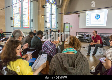 Parigi, Francia, HIV Rapid test Week, "Flash test", Diagnosis of HIV/AIDS, by French AIDS Organization COREVIH. "Stephen Karon" parla al gruppo, riunione della comunità, diapositive di presentazione, informazioni sulle riunioni della comunità, diapositive delle riunioni, sfide per la salute pubblica Foto Stock