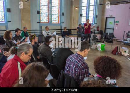 Parigi, Francia, HIV Rapid Test Week, 'Flash Test', Week, Diagnosis of HIV/AIDS, dell'organizzazione francese COREVIH. Riunione di preparazione . 'Stephen Karon' parlando al pubblico, informazioni sulla riunione della comunità Foto Stock