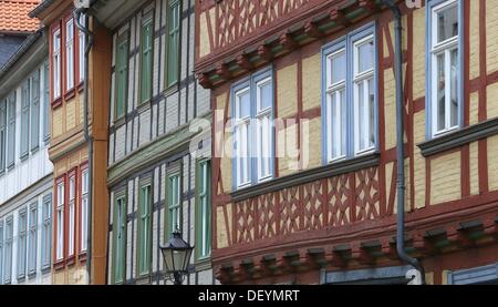 Ricostruita facciate di semi-timber housees sotto tutela monumentale fotografato nel centro della città di halberstadt, Germania, 24 settembre 2013. Molti luoghi storici semi-le case in legno sono situati nella cattedrale della città. Una volta fatiscenti case sono state ricostruite bit per bit con federale e il finanziamento dello stato. Foto: Jens WOLF/ZB Foto Stock