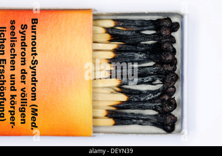 Matchbox con bruciato corrisponde, immagine simbolica per la Sindrome di burnout Foto Stock