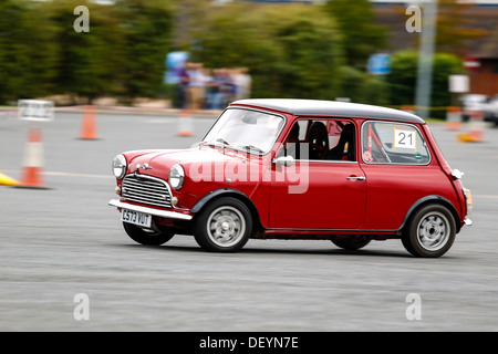 Una vettura di prendere parte ad un AutoSolo a Strensham Servizi sulla M5. Foto Stock