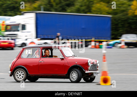 Una vettura di prendere parte ad un AutoSolo a Strensham Servizi sulla M5. Foto Stock