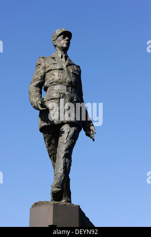 Statua di Charles de Gaulle sulla Champs-Élysées, Paris, Paris, Francia Foto Stock