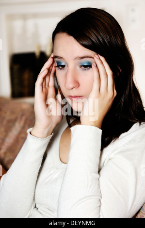 Giovane donna con un mal di testa Foto Stock
