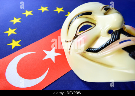 Bandiera della Turchia, bandiera UE e occupano la maschera, proteste civili in Turchia, Türkei-Fahne, UE-Fahne und Occupy-Maske, Bürgerproteste in der T Foto Stock