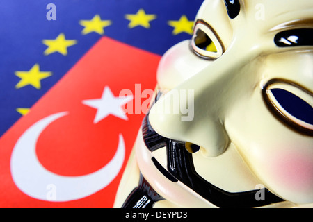 Bandiera della Turchia, bandiera UE e occupano la maschera, proteste civili in Turchia, Türkei-Fahne, UE-Fahne und Occupy-Maske, Bürgerproteste in der T Foto Stock