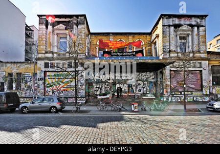 La Rote Flora accovacciato ex teatro sulla Schulterblatt street, quartiere Schanzenviertel, Amburgo Foto Stock