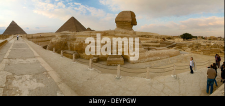 Panorama composito immagine della Sfinge a Giza, con gruppo di piramide a posteriori. Foto Stock