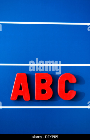 ABC, rosso le lettere magnetiche, Blackboard Foto Stock