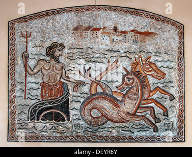 Saint St Tropez ( Nettuno dio romano di acqua dolce e di mare ) Vecchio Porto Costa Azzurra Costa Azzurra Foto Stock