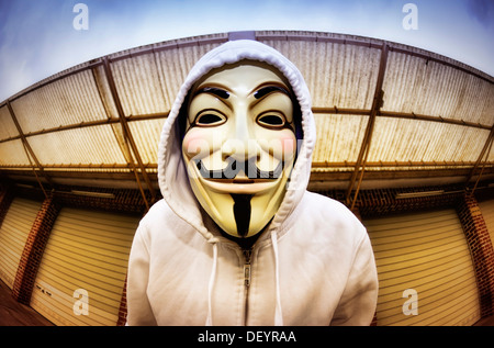 Uomo che indossa la maschera di Guy Fawkes utilizzato da occupare il movimento, per protestare contro il potere delle banche Foto Stock