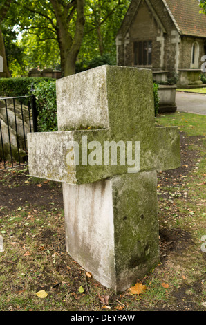 Gran Croce di pietra di Old St Pancras, chiesa di King Cross a Londra, Inghilterra. Foto Stock