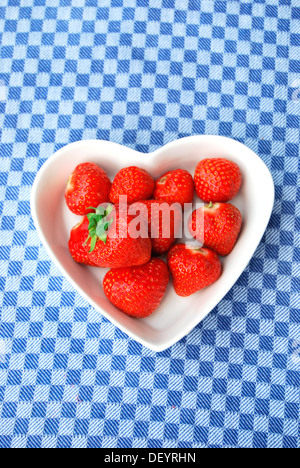 Fragole, a forma di cuore vaso di porcellana tovaglia a scacchi Foto Stock