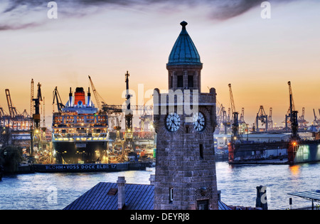 Glasenturm torre del St Pauli piers con crociera Queen Mary 2 in bacino di carenaggio di Blohm & Voss cantieri navali a indietro Foto Stock