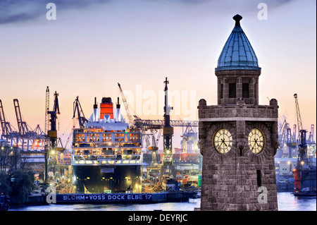 Glasenturm torre del St Pauli piers con crociera Queen Mary 2 in bacino di carenaggio di Blohm & Voss cantieri navali a indietro Foto Stock