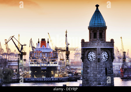 Glasenturm torre del St Pauli piers con crociera Queen Mary 2 in bacino di carenaggio di Blohm & Voss cantieri navali a indietro Foto Stock