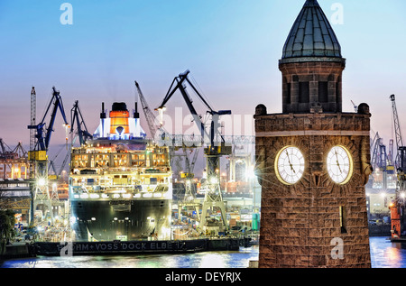 Glasenturm torre del St Pauli piers con crociera Queen Mary 2 in bacino di carenaggio di Blohm & Voss cantieri navali a indietro Foto Stock