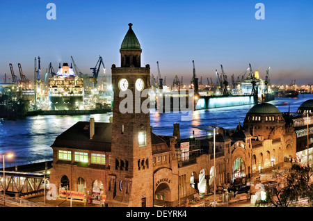 Glasenturm torre del St Pauli piers con crociera Queen Mary 2 in bacino di carenaggio di Blohm & Voss cantieri navali a indietro Foto Stock