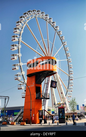 Punto di vista, il mastio e la ruota panoramica Ferris in HafenCity di Amburgo Foto Stock