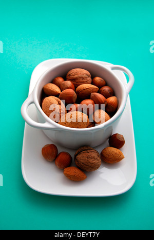 Soup Bowl riempito con vari dadi, noci, mandorle, nocciole Foto Stock