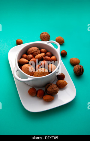 Soup Bowl riempito con vari dadi, noci, mandorle, nocciole Foto Stock