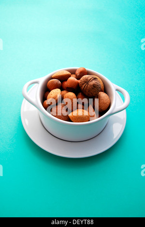 Soup Bowl riempito con vari dadi, noci, mandorle, nocciole Foto Stock