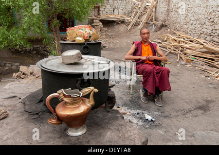 India, Jammu e Kashmir, Ladakh, un monaco ascoltando la musica tramite auricolari al monastero di Hemis Foto Stock