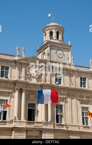 Il municipio e la Cattedrale di St Tròfimo del XII secolo Arles Place de la Republique Francia Provenza Bouches du Rhône Foto Stock