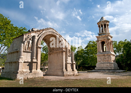 Monumenti romani noti come Les Antiques Arco di Trionfo e il Mausoleo del sito archeologico Julii Glanum a Saint-Rémy-de-Provence, Francia. Foto Stock