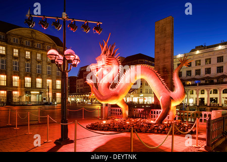 La scultura di un drago di rame in piazza Rathausmarkt, per 'ora della Cina 2012', Amburgo Foto Stock