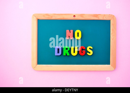 Non la droga, scritto con colorate le lettere magnetiche su un bordo della scuola Foto Stock