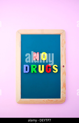 Non la droga, scritto con colorate le lettere magnetiche su un bordo della scuola Foto Stock