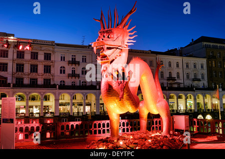 La scultura di un drago di rame in piazza Rathausmarkt per 'ora della Cina 2012' in Amburgo Foto Stock