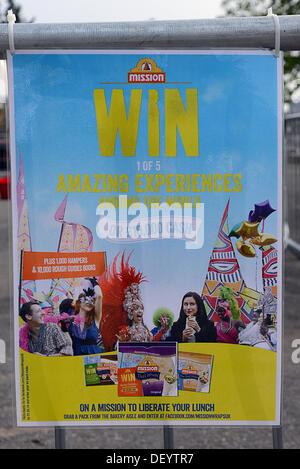 Londra, Regno Unito. Xxv Sep, 2013. A Londra la prima lotta di pomodoro Festival - Tomatina a Valencia a Canary Wharf. Credito: Vedere Li/Alamy Live News Foto Stock