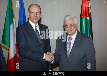 New York, New York, Stati Uniti d'America. Xxv Sep, 2013. Il presidente palestinese Mahmoud Abbas (R) incontra il Primo Ministro italiano Enrico Letta durante l Assemblea Generale delle Nazioni Unite presso la sede delle Nazioni Unite a New York sett. 25, 2013 Credit: Thaer Ganaim APA/images/ZUMAPRESS.com/Alamy Live News Foto Stock