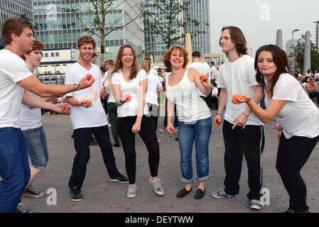 Londra, Regno Unito. Xxv Sep, 2013. I concorrenti ballando con il pomodoro è a Londra la prima lotta di pomodoro Festival - Tomatina a Valencia a Canary Wharf. Credito: Vedere Li/Alamy Live News Foto Stock