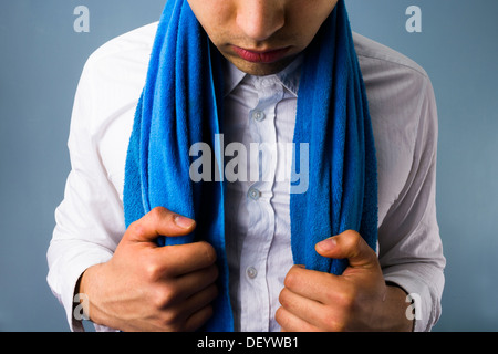 Collare bianco boxer con un asciugamano intorno al suo collo Foto Stock