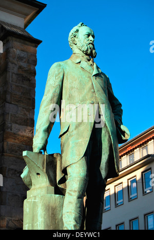 L industriale e inventore Alfred Krupp con incudine, monumento a Essen, Renania settentrionale-Vestfalia Foto Stock