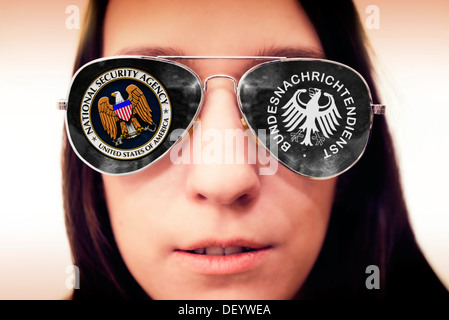 Federale Servizio di intelligence e NSA sign in occhiali da sole di una donna, la cooperazione del Governo Federale Servizio di intelligence e NSA, BND Foto Stock