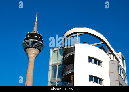 Rheinturm, Torre sul Reno, Medienhafen, media Harbour, Duesseldorf, nella Renania settentrionale-Vestfalia Foto Stock